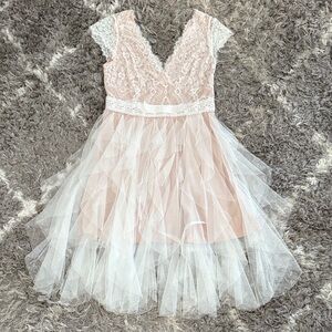 Chic Lace Formal Dress in White